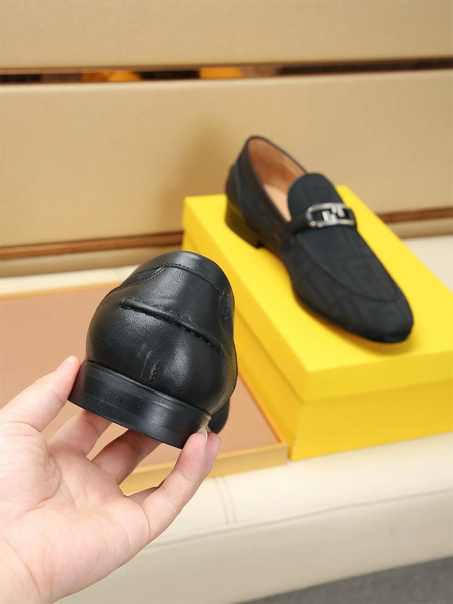 Men's shoes💰460 🕷🕷【FENDI】The latest men's formal leather shoes🇨🇳Classic series not to be missed💯The first layer is made of imported first-layer cowhide☘Original quality, the leather is smooth and delicate🎋Awesome version, perfect streamlined outline🍇Cowhide lining, size 38-44 (customized at 45.46)...